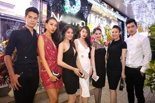6 khuyết điểm cơ thể mà Ngọc Trinh có đắp tiền núi cũng khó thẩm mỹ