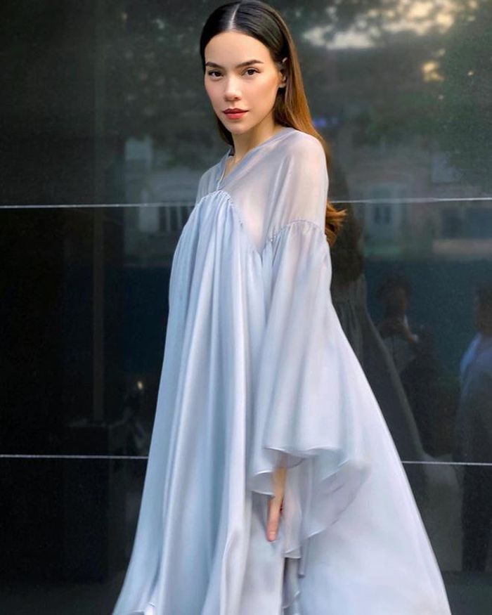 Hà Hồ dẹp hết trang sức, chỉ còn nâng niu 1 chiếc nhẫn ở ngón áp út