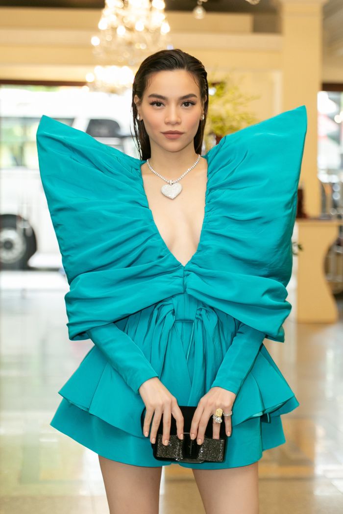 Hà Hồ dẹp hết trang sức, chỉ còn nâng niu 1 chiếc nhẫn ở ngón áp út
