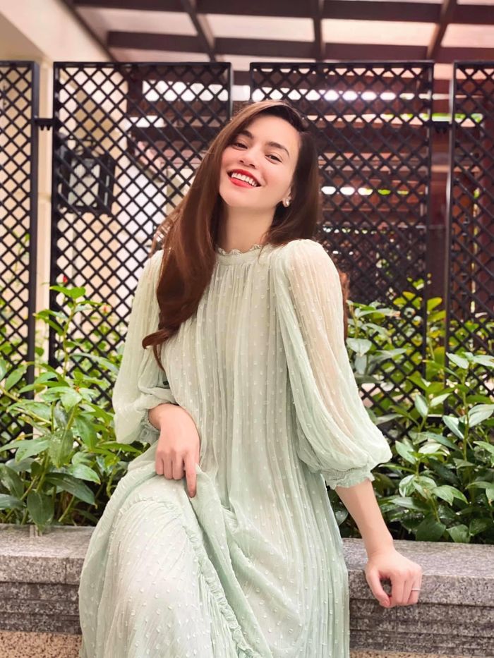Hà Hồ dẹp hết trang sức, chỉ còn nâng niu 1 chiếc nhẫn ở ngón áp út