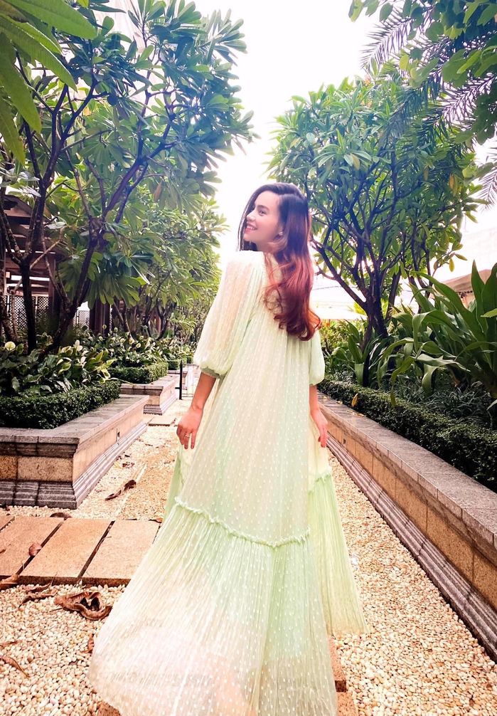 Hà Hồ dẹp hết trang sức, chỉ còn nâng niu 1 chiếc nhẫn ở ngón áp út