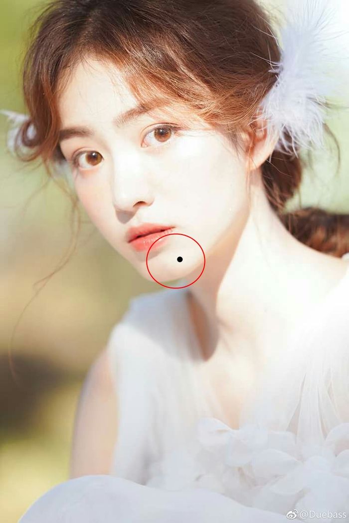 Phụ nữ có nốt ruồi ở cánh mũi, ngón tay… chồng con cũng được thơm lây