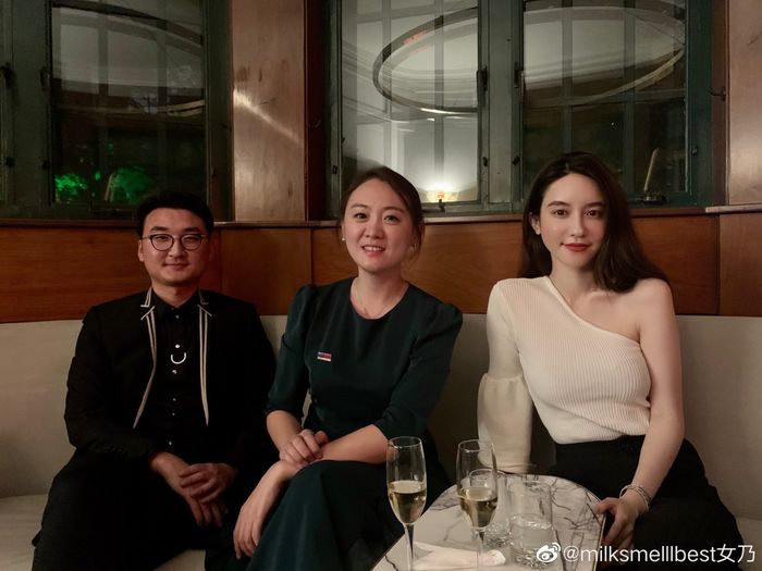 Cùng khoe ảnh mới: Vợ chủ tịch khí chất, tiểu tam bị chê khoe mẽ
