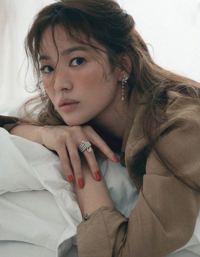 Song Hye Kyo qua ảnh bạn thân đăng vẫn trẻ trung, rạng rỡ