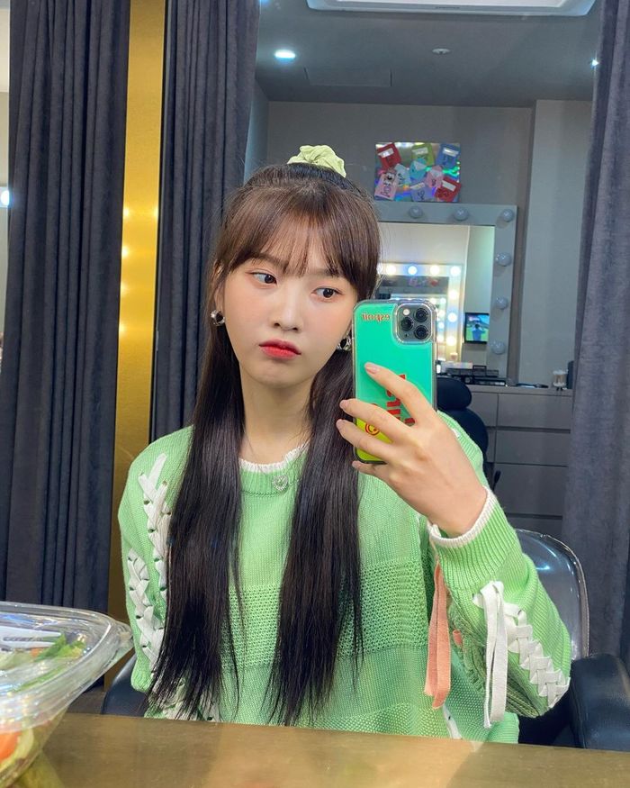 Idol Kpop mê mệt chun cột tóc vải “rẻ bèo”: Joy trông điệu đà