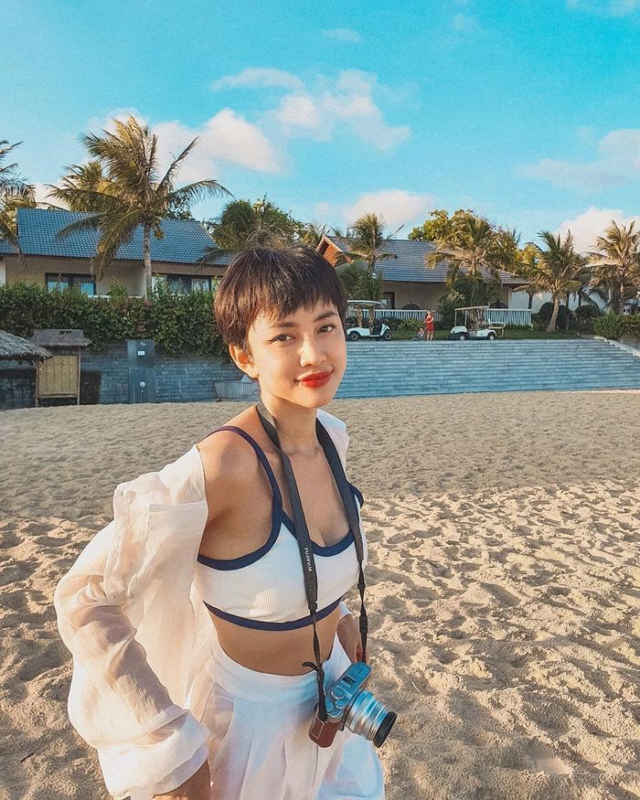 Sao Việt bắt trend sơ mi xuyên thấu: Bích Phương chặt đẹp Ngọc Trinh