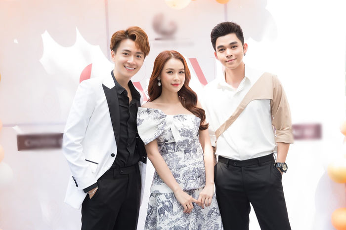 Sao Việt 13/5: Vợ chồng Đông Nhi khoe ảnh ngọt ngào