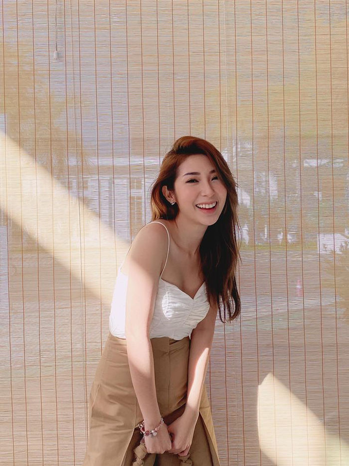 Sao Việt 14/5: Chi Pu cân bằng ly nước trên hông