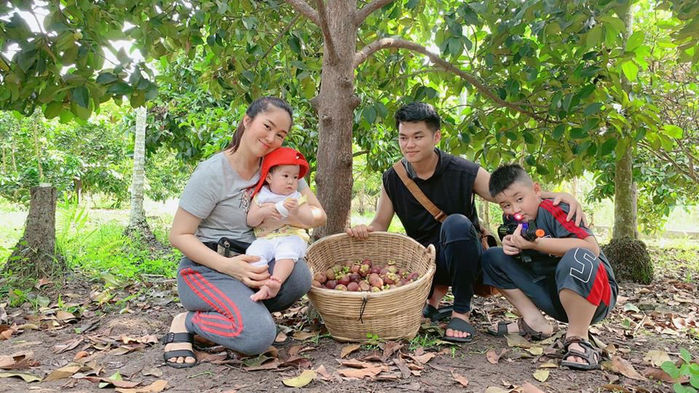 Sao Việt 14/5: Chi Pu cân bằng ly nước trên hông