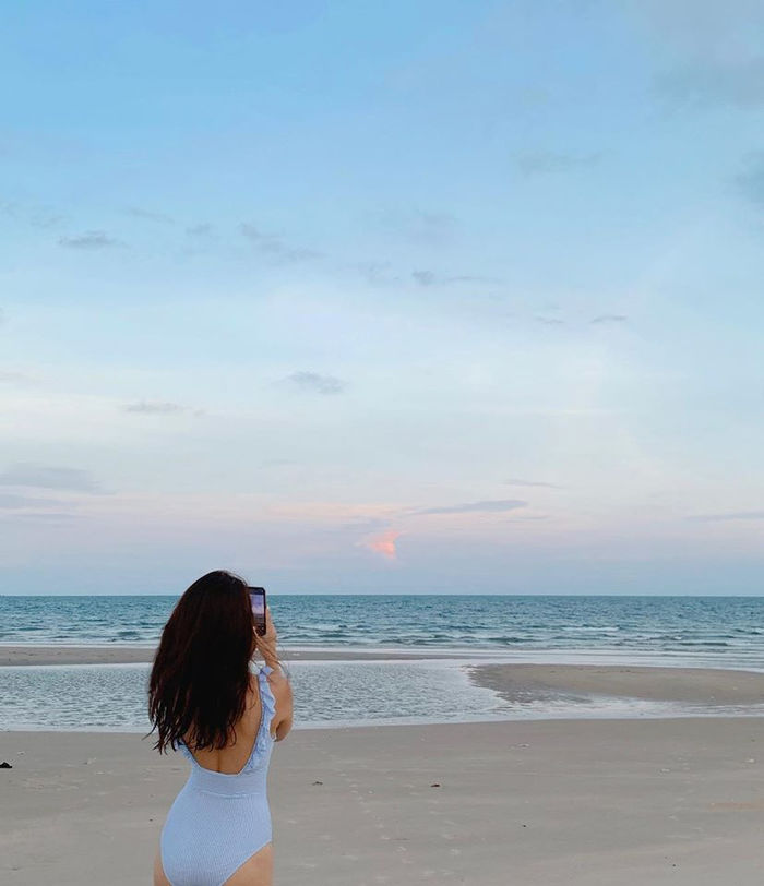 Sao Việt 14/5: Chi Pu cân bằng ly nước trên hông