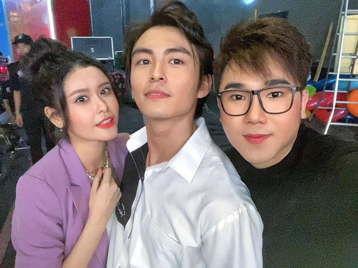 Đại gia đình Đông Nhi quây quần bên nhau, Lý Nhã Kỳ lão hóa ngược