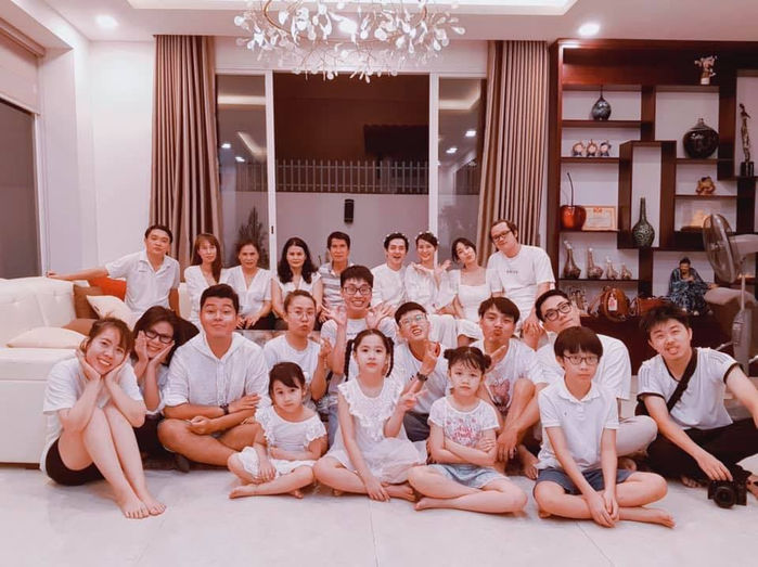 Đại gia đình Đông Nhi quây quần bên nhau, Lý Nhã Kỳ lão hóa ngược