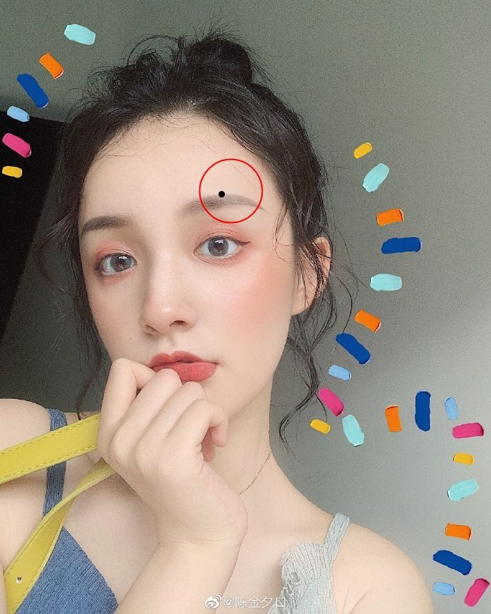 Phụ nữ có nốt ruồi ở cánh mũi, ngón tay… chồng con cũng được thơm lây