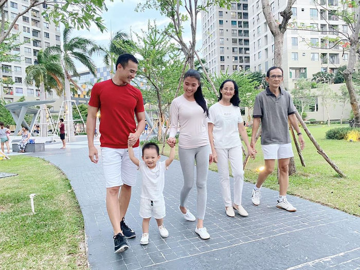 Đại gia đình Đông Nhi quây quần bên nhau, Lý Nhã Kỳ lão hóa ngược