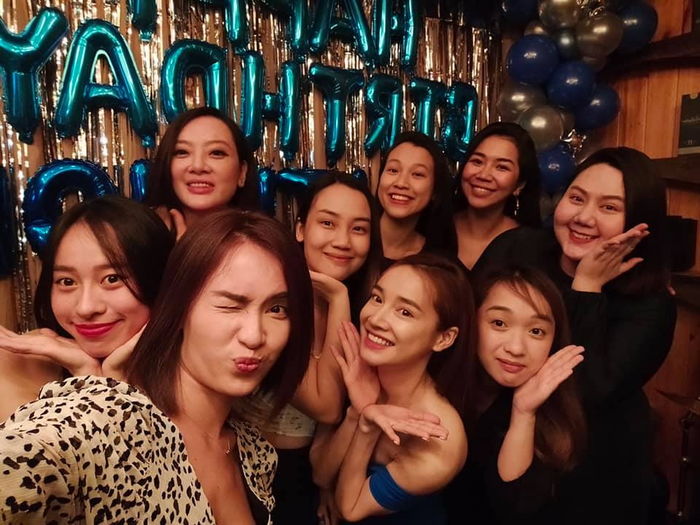 Lý Nhã Kỳ makeup lộng lẫy ngồi bán trái cây, Lan Ngọc khoe eo con kiến
