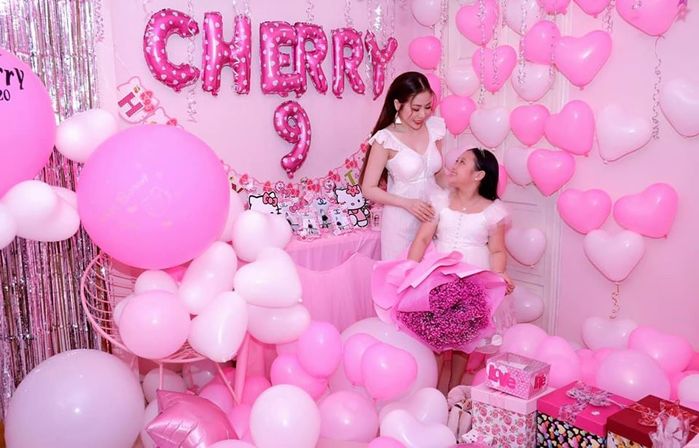 Mẹ 8x chi hẳn nửa tỷ đồng để mua quà mừng sinh nhật con gái 9 tuổi
