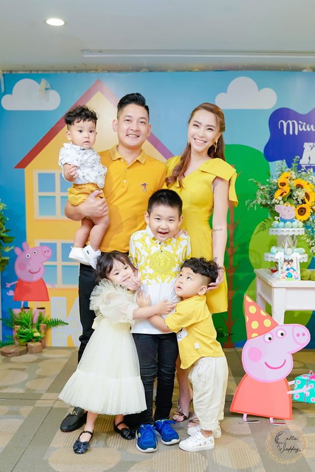 Ngọc Trinh khoe eo 53cm, Hải Băng mừng thôi nôi quý tử