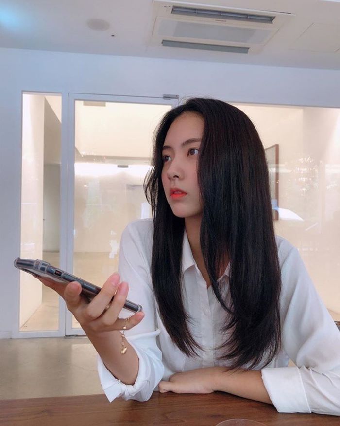 T.O.P lộ ảnh thân mật thực tập sinh, Knet ủng hộ cặp trai tài gái sắc