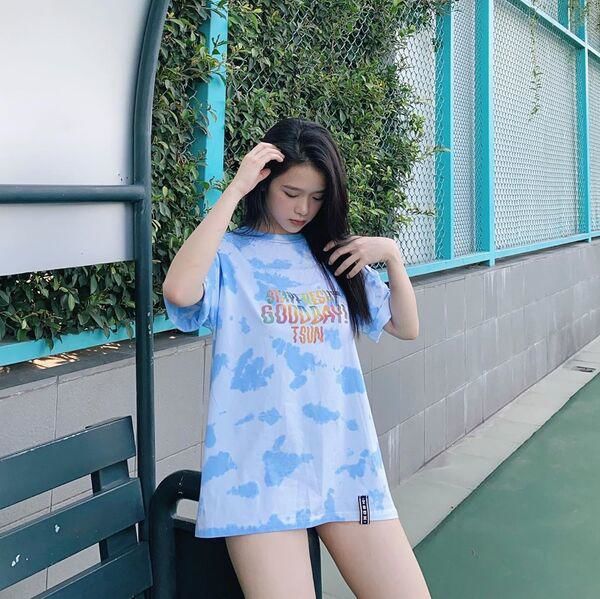 Chênh nhau 1 tuổi: Linh Ka ăn mặc gợi cảm, Mỹ Chi mê style dễ thương
