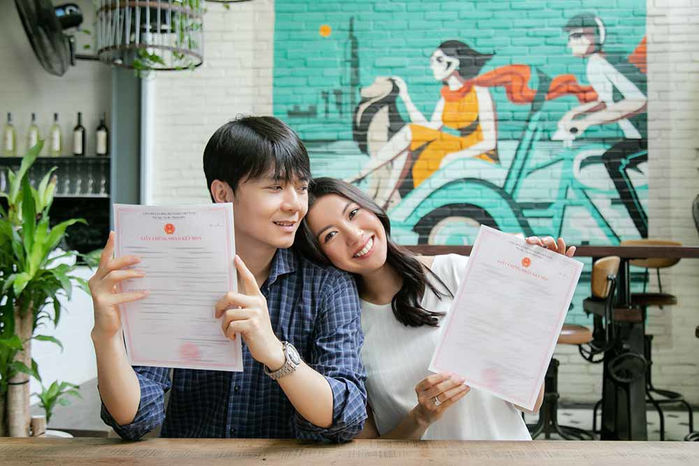 Khoe giấy đăng ký kết hôn, Á hậu Thúy Vân ấn định ngày cưới chính thức