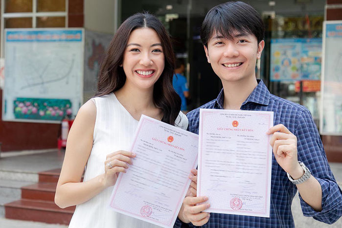 Khoe giấy đăng ký kết hôn, Á hậu Thúy Vân ấn định ngày cưới chính thức