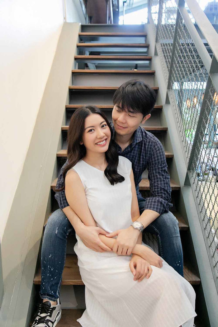 Khoe giấy đăng ký kết hôn, Á hậu Thúy Vân ấn định ngày cưới chính thức
