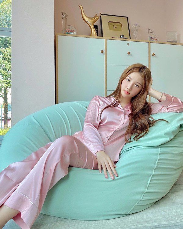 Amee sắp “soán ngôi” nữ hoàng hường phấn của Ngọc Trinh