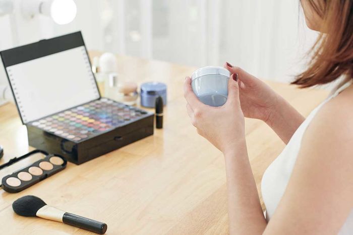 Bí quyết dưỡng da khi ngồi điều hòa: Xịt khoáng cấp ẩm, uống đủ nước