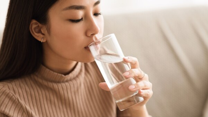 Bí quyết dưỡng da khi ngồi điều hòa: Xịt khoáng cấp ẩm, uống đủ nước