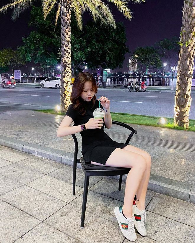 Quang Hải công khai bạn gái mới, từng du học Sing
