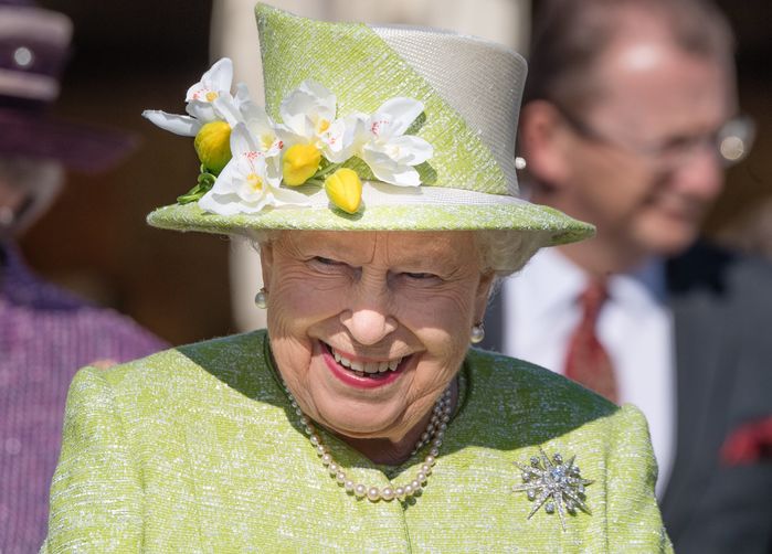 Bí quyết dưỡng nhan của Nữ hoàng Anh: Kỵ nhất người khác đụng vào da