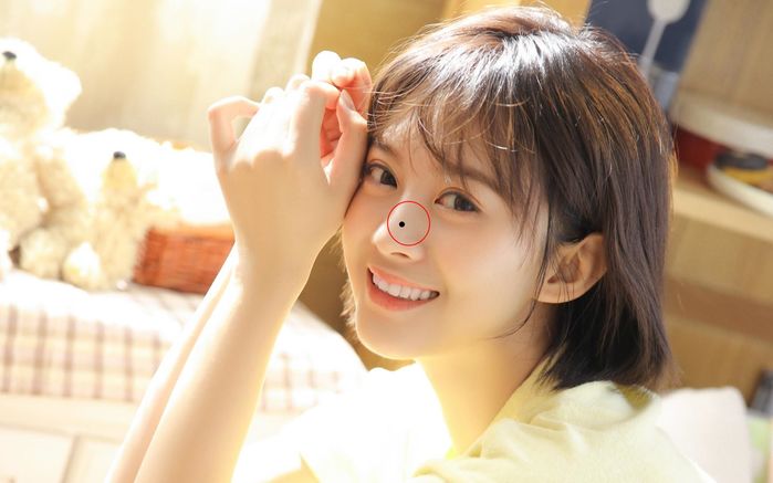 Phụ nữ có nốt ruồi ở cánh mũi, ngón tay… chồng con cũng được thơm lây