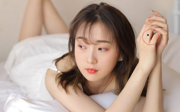 Phụ nữ có nốt ruồi ở cánh mũi, ngón tay… chồng con cũng được thơm lây