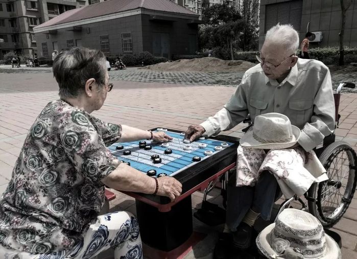 Bức ảnh hôn môi đầy mật ngọt của vợ chồng già và câu chuyện phía sau