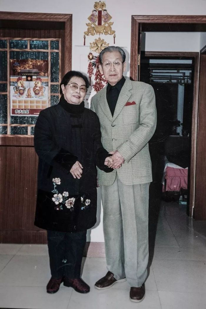 Bức ảnh hôn môi đầy mật ngọt của vợ chồng già và câu chuyện phía sau