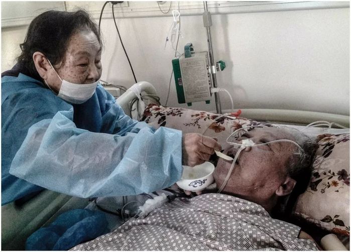 Bức ảnh hôn môi đầy mật ngọt của vợ chồng già và câu chuyện phía sau