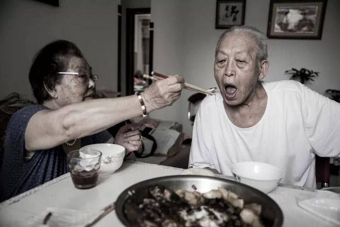 Bức ảnh hôn môi đầy mật ngọt của vợ chồng già và câu chuyện phía sau