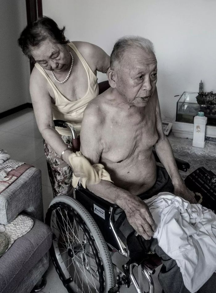 Bức ảnh hôn môi đầy mật ngọt của vợ chồng già và câu chuyện phía sau