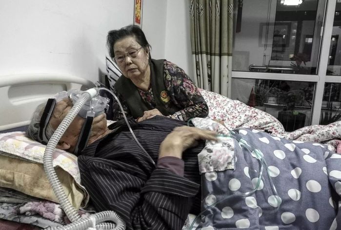Bức ảnh hôn môi đầy mật ngọt của vợ chồng già và câu chuyện phía sau