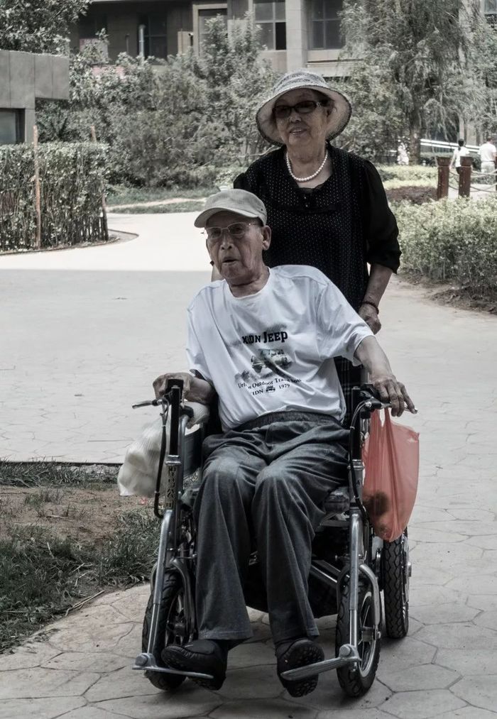 Bức ảnh hôn môi đầy mật ngọt của vợ chồng già và câu chuyện phía sau
