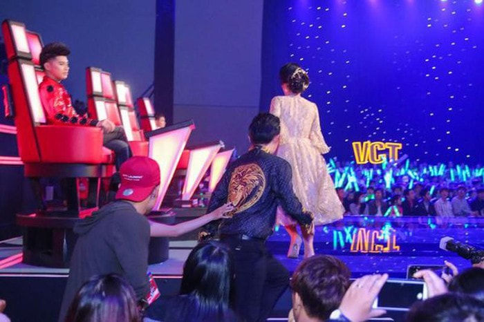Cái cúi đầu xin lỗi của Quang Lê và vấn nạn đi trễ nhức nhối showbiz