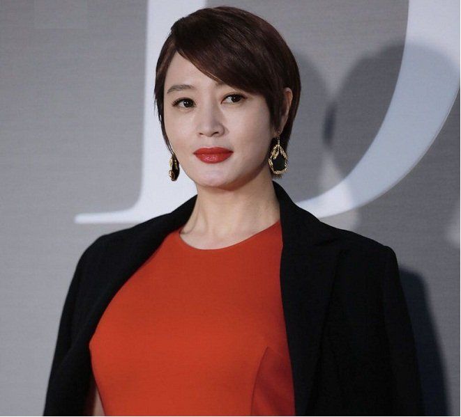 Chị đại Kim Hye Soo ở tuổi 50: Cắt tóc tém vẫn khí chất ngợp trời