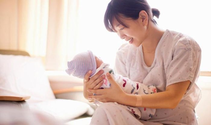 Hình ảnh chồng dìu vợ tập đi sau sinh mổ nhận mưa lời khen