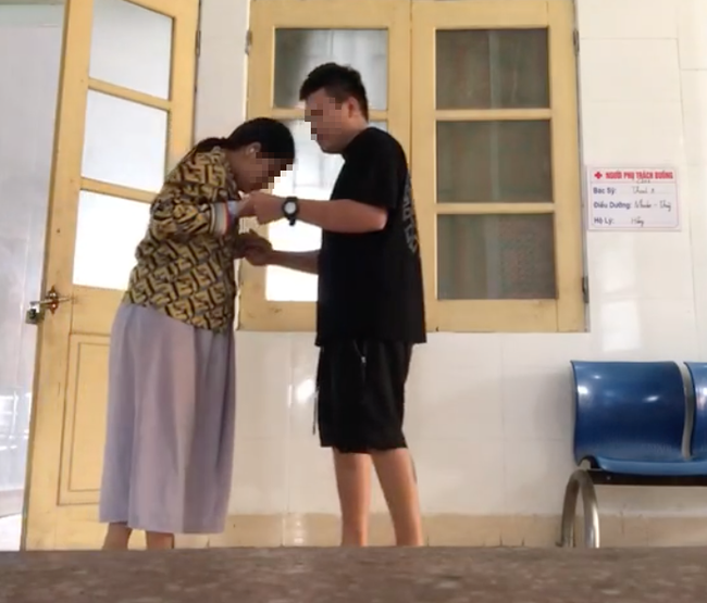 Hình ảnh chồng dìu vợ tập đi sau sinh mổ nhận mưa lời khen