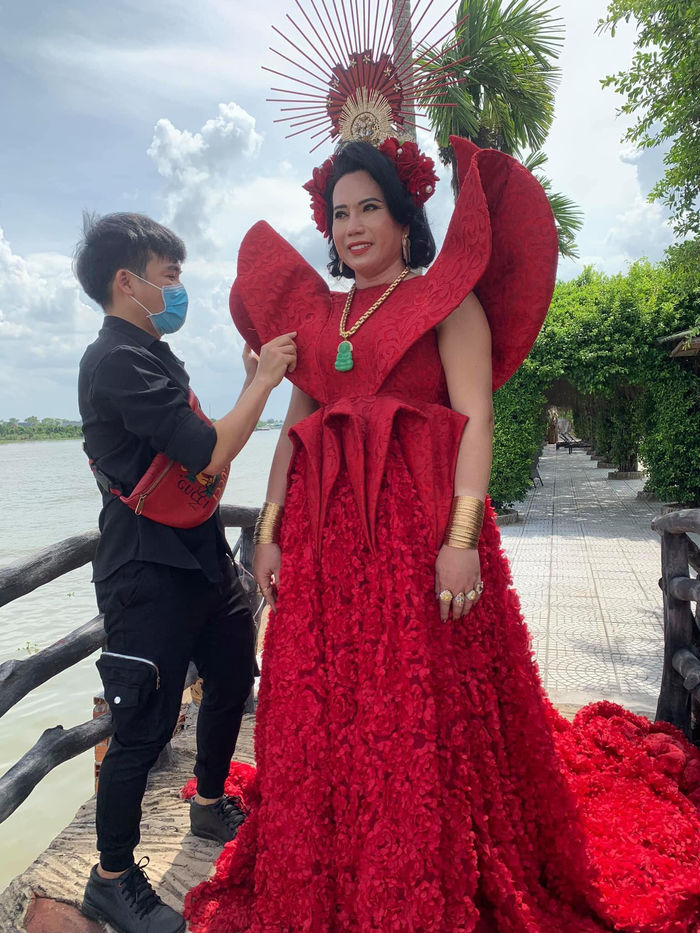Loé mắt trước gu thời trang lồng lộn của cô Minh Hiếu 7 miếng đất