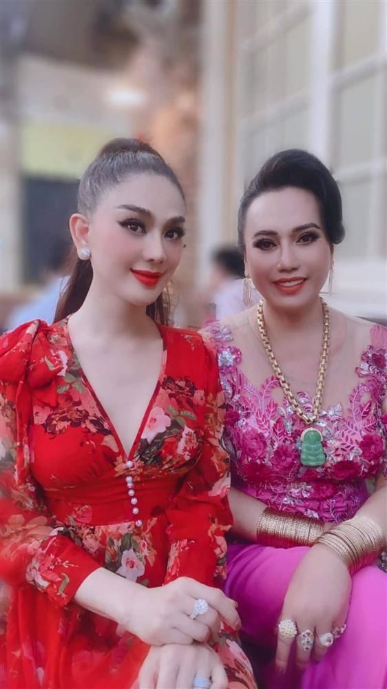 Loé mắt trước gu thời trang lồng lộn của cô Minh Hiếu 7 miếng đất
