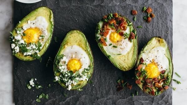 Đâu chỉ làm sinh tố: Bơ chiên trứng gà hay cuộn sashimi đều cực ngon