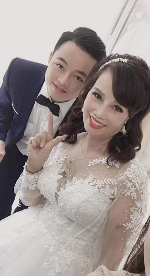 Cô dâu 62 tuổi chụp ảnh cưới đôi cùng cô dâu 65 tuổi tại Đà Nẵng