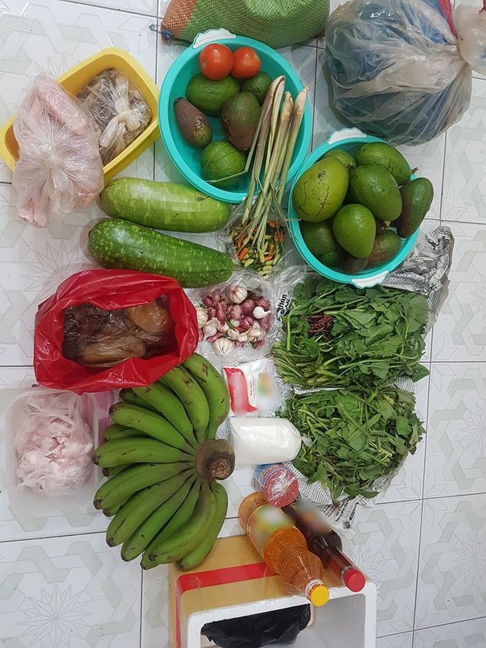 Cô gái mừng rớt nước mắt khi nhận đồ tiếp tế của bố mẹ ở quê