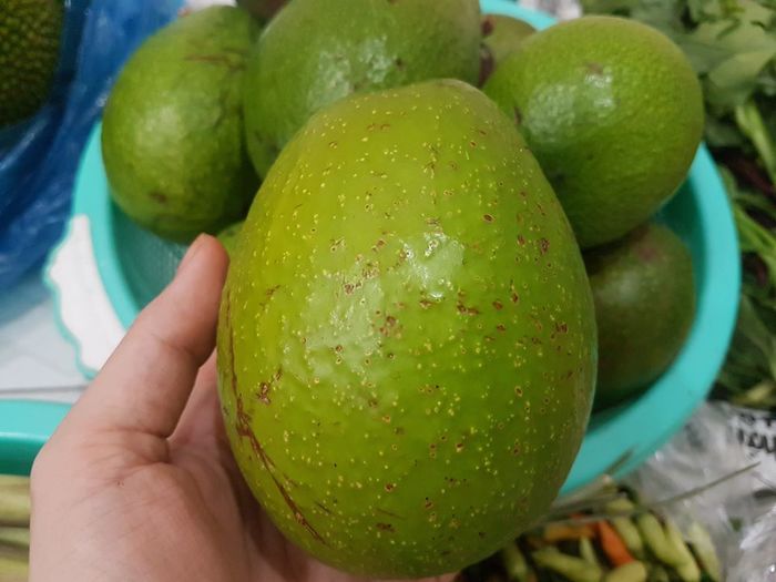 Cô gái mừng rớt nước mắt khi nhận đồ tiếp tế của bố mẹ ở quê